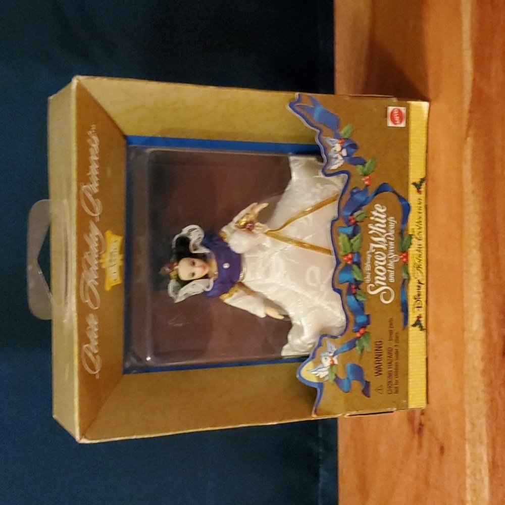 Petite Holiday Princess-Walt Disney Snow White and the Seven Dwarfs